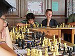 Scharfe Denker hinter Massen von Schachfiguren